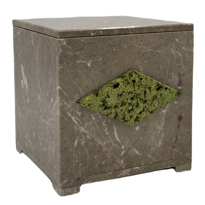 Урна для праха "Куб" из бежевого мрамора  с декором